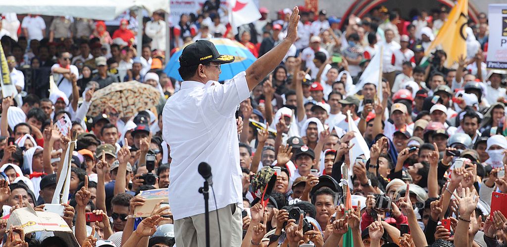 Calon Presiden Prabowo Subianto menyapa ribuan pendukungnya dalam kampanye terbuka di Stadion Andi Matalatta, Makassar, Sulawesi Selatan, Juni 2014. 