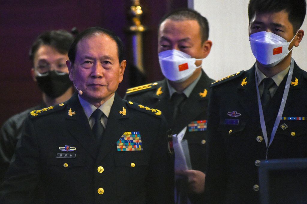 Menteri Pertahanan China Wei Fenghe (depan kiri) menghadiri Dialog Shangri-La di Singapura, 12 Juni 2022. 
