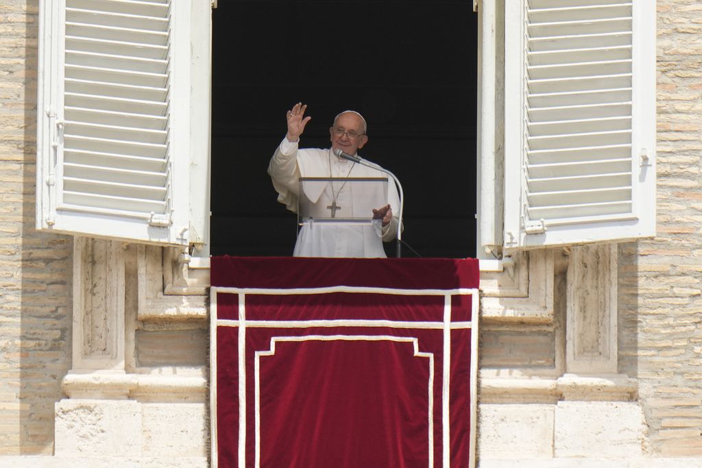 Paus Fransiskus melambaikan tangan dalam doa siang Regina Coeli dari jendela ruangannya yang mengarah ke Lapangan Santo Petrus di Vatikan, MInggu (5/6/2022). 