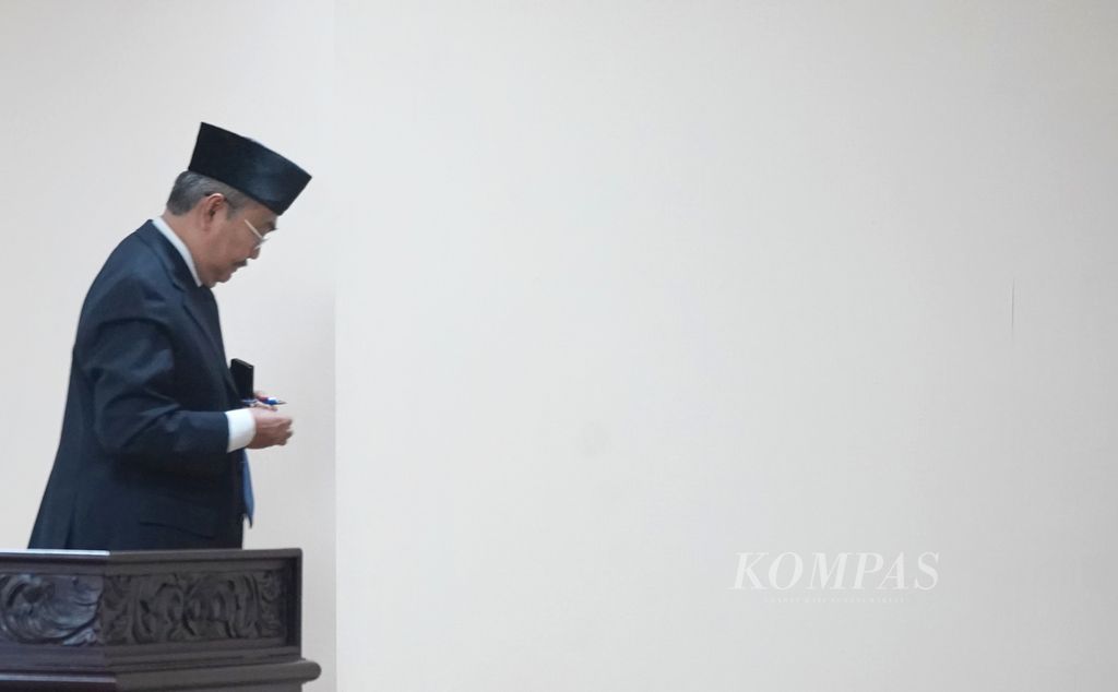 Anggota Majelis Kehormatan Mahkamah Konstitusi (MKMK), Jimly Asshiddiqie, meninggalkan ruangan sidang setelah menutup Sidang Etik Majelis Kehormatan Mahkamah Konstitusi (MKMK) dengan agenda Pemeriksaan Pendahuluan Mendengarkan Keterangan Pelapor dan/atau Memeriksa Alat Bukti terkait dugaan pelanggaran etik Ketua Mahkamah Konstitusi Anwar Usman di Ruang Sidang MKMK, Gedung 2 Mahkamah Konstitusi, Jakarta, Selasa (31/10/2023). 
