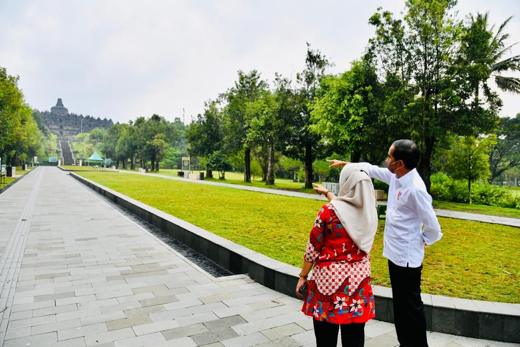 Kepala Balai Konservasi Borobudur Wiwit Kasiyati turut mendampingi Presiden Joko Widodo saat meninjau Candi Borobudur di Magelang, Jawa Tengah, pada Rabu, 30 Maret 2022.