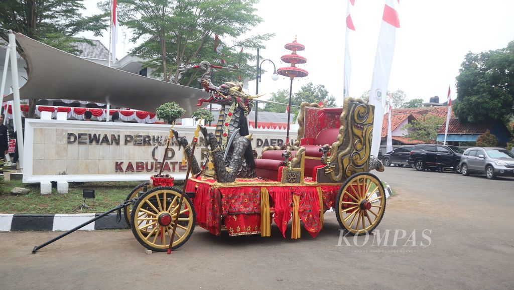 Potret Kereta Paksi Griya Kencana yang terparkir di sela-sela Peringatan Hari Jadi Ke-495 Tahun di Kantor DPRD Indramayu, Jawa Barat, Jumat (7/10/2022). Di usia ke-495 tahun, Indramayu meraih sejumlah prestasi. Namun, masih ada berbagai masalah.