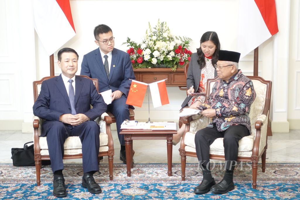 Wakil Presiden Ma’ruf Amin saat menerima kunjungan kehormatan Menteri Keamanan Publik Republik Rakyat China Wang Xiaohong di Istana Wapres, Jalan Medan Merdeka Selatan Nomor 6, Jakarta, Rabu (1/11/2023). 