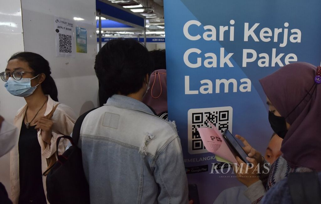 Job seekers packed the Jakarta Job Fair in Thamrin City, Jakarta, on Tuesday (9/8/2022).