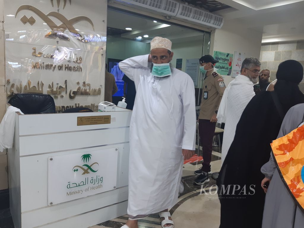 Sejumlah jemaah umrah dan warga umum lainnya memenuhi pintu depan Rumah Sakit Ajyad emergency di Mekkah, Arab Saudi, pertengahan Februari 2023, untuk memperoleh pelayanan kesehatan. Rumah sakit ini berada di tengah-tengah deretan toko di salah satu gedung pusat perbelanjaan yang berdiri di sekitar Masjidil Haram.