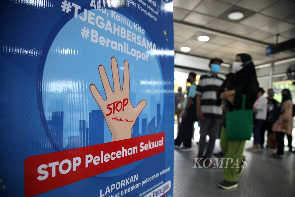 Poster Stop Pelecehan Seksual di Halte Transjakarta Harmoni, Jakarta, saat peluncuran kampenya Stop Pelecehan Seksual, Jumat (5/8/2022).  
