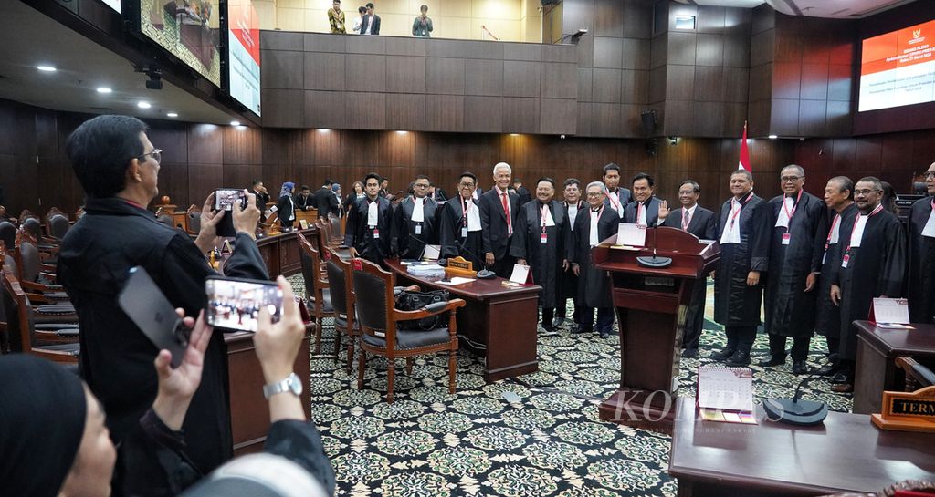 The petitioner and related parties take a photo together before the preliminary hearing of the PHPU presidential election case in the 2024 Election at the Constitutional Court in Jakarta, with petitioner presidential and vice presidential candidate pair Ganjar Pranowo and Mahfud MD, on Wednesday (27/3/2024).