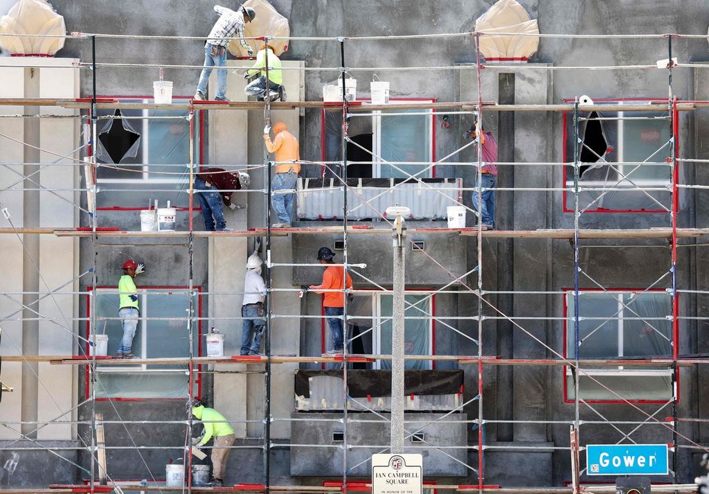 Para pekerja menyelesaikan konstruksi area permukiman di Los Angeles, California, AS, 12 Juli 2023. Badan Statistik Tenaga Kerja AS menyebutkan, ekonomi AS telah membuka tambahan 209.000 tenaga kerja, sinyal ekonomi yang melambat di tengah upaya Bank Sentral AS menanggulangi inflasi. 