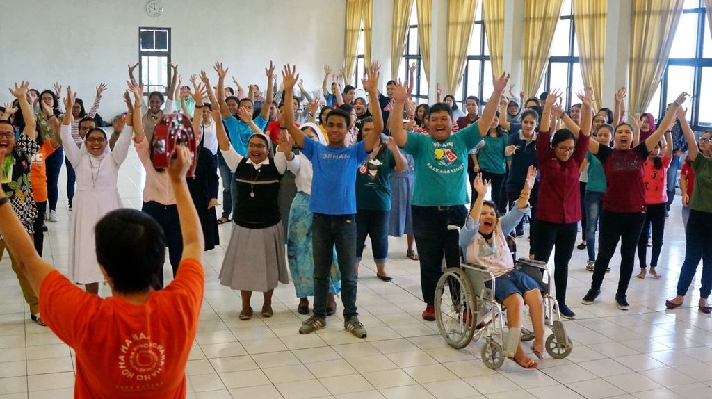 Salah satu kegiatan Yoga Ketawa Indonesia di Prodi Bimbingan dan Konseling Universitas Sanata Dharma Yoyakarta, 27 Mei 2018.