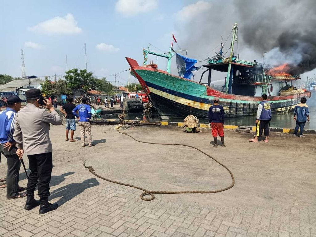 Sebuah kapal terbakar saat tengah bersandar di Pelabuhan Indonesia III Pesero (Pelindo), Kota Tegal, Jawa Tengah, Minggu (17/4/2022). Polisi masih memastikan penyebab kebakaran yang menelan kerugian mencapai Rp 1 miliar tersebut.