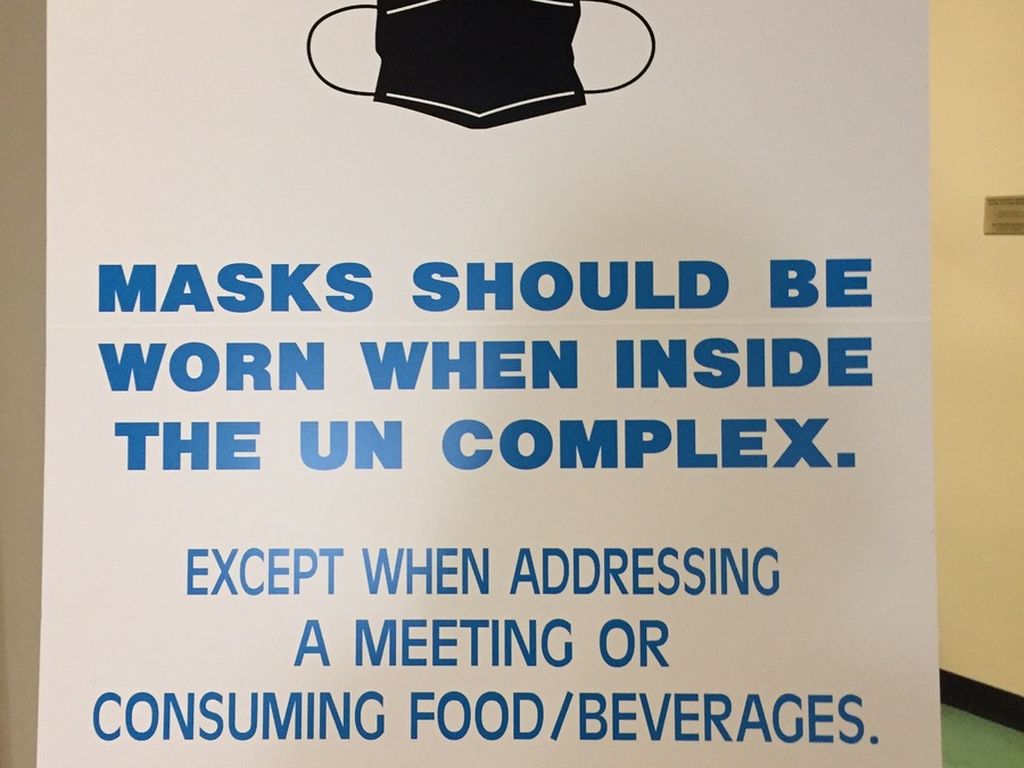 Papan peringatan untuk mengenakan masker terpasang di Markas Besar PBB di New York, Amerika Serikat, Senin (19/9/2022). Tahun ini Sidang Majelis Umum PBB digelar secara tatap muka penuh.