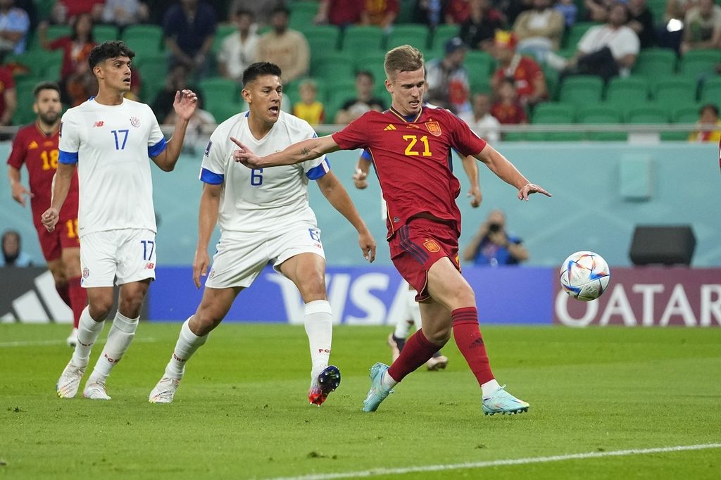 Pemain timnas Spanyol Dani Olmo (kanan) melepas tendangan untuk mencetak gol ke gawang Kosta Rika pada laga penyisihan grup E Piala Dunia Qatar 2022 di Stadion Al-Thumama, Doha Qatar, Rabu (23/11/2022). Spanyol menang telak dengan skor 7-0. 