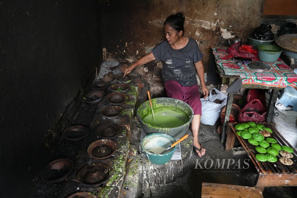 Iwang Yulianti membuat serabi yang diberi nama Serabi Mirasa di Jalan Karang Anyar, Kota Bandung, Jawa Barat, Kamis (1/8/2024).  