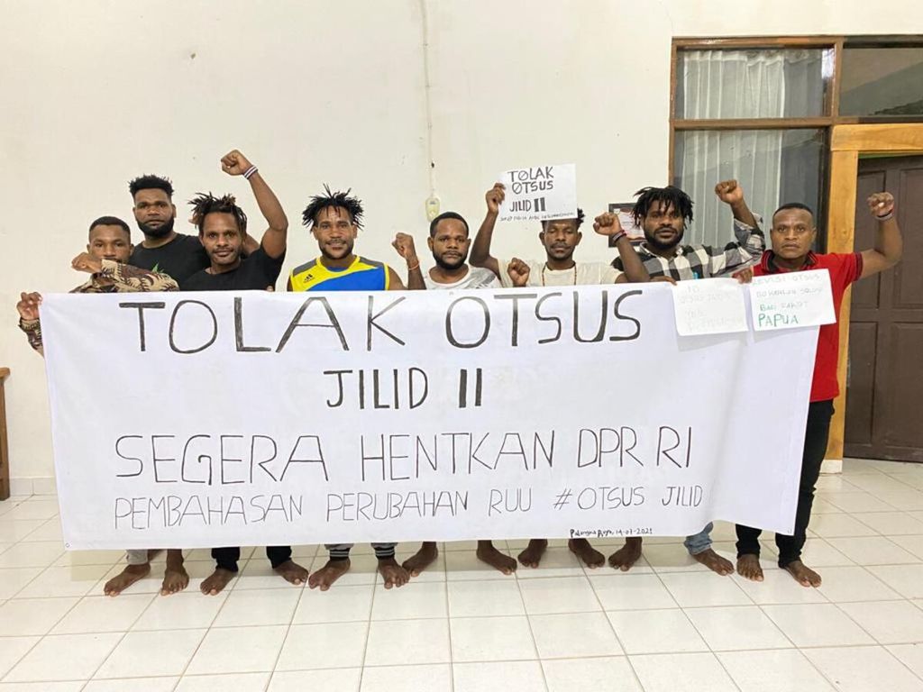 Sejumlah mahasiswa asal Papua di Kalimantan Tengah berdiskusi dan berdialog bersama untuk membahas otonomi khusus di Papua, Rabu (14/7/2021). Mereka sepakat untuk menolak revisi UU Nomor 21 Tahun 2001 terkait otsus Papua.