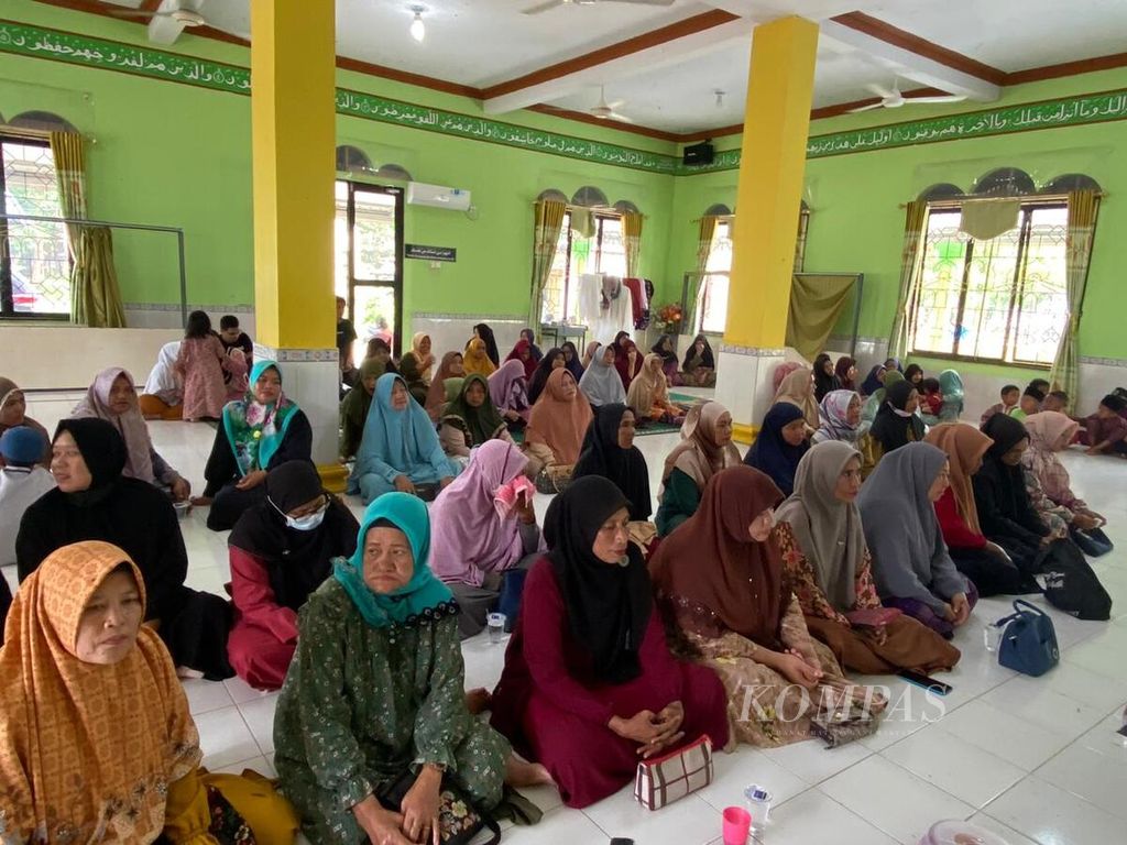 Puluhan warga pada Senin (25/9/2023) siang berkumpul di halaman Masjid Jami’ Al Fajri, Kelurahan Sembulang, Kecamatan Galang, Kota Batam, Kepulauan Riau. 