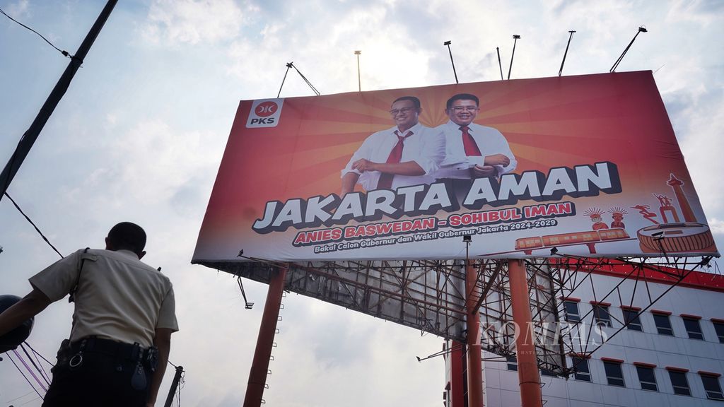 Baliho pasangan bakal calon gubernur dan wakil gubernur yang diusung Partai Keadilan Sejahtera (PKS), Anies Baswedan-Sohibul Iman, terpasang di halaman Kantor DPP PKS, Jakarta, Sabtu (10/8/2024). 