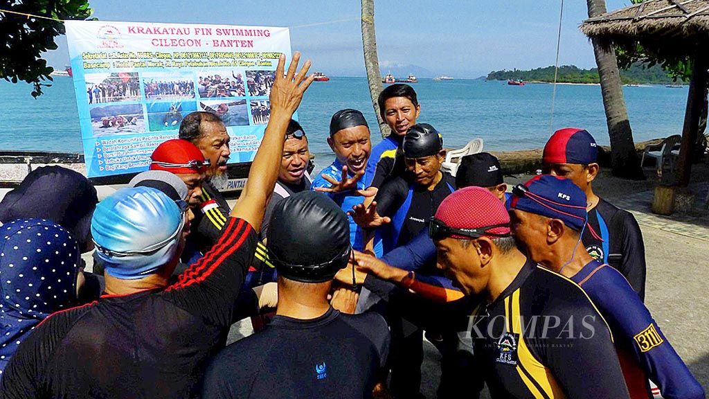 Para anggota Krakatau Fin Swimming berkumpul di Pantai Merak Beach Hotel, Cilegon, Banten, Minggu (15/10), sebelum berenang ke Pulau Merak Kecil. Mereka berenang dan  membersihkan sampah di laut sekitar pulau itu. 
