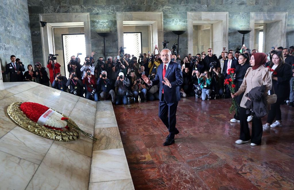 Ketua Partai Rakyat Republik (CHP) Kemal Kilicdaroglu (tengah) berjalan untuk meletakkan karangan bunga di Anitkabir, mausoleum Bapak Pendiri Turki Mustafa Kemal Ataturk dalam kampanye di Ankara, Turki, Sabtu (13/5/2023). 
