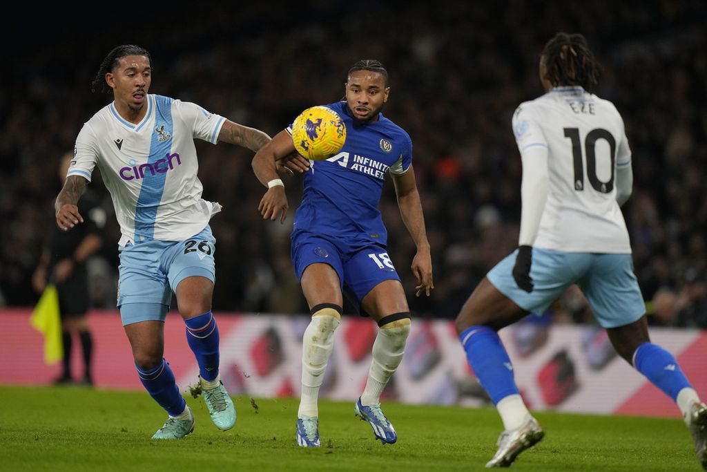 Striker Chelsea, Christopher Nkunku (tengah), tampil dalam laga Liga Inggris melawan Crystal Palace di Stamford Bridge, London, Inggris, Kamis (28/12/2023) dini hari WIB. Chelsea unggul 2-1.