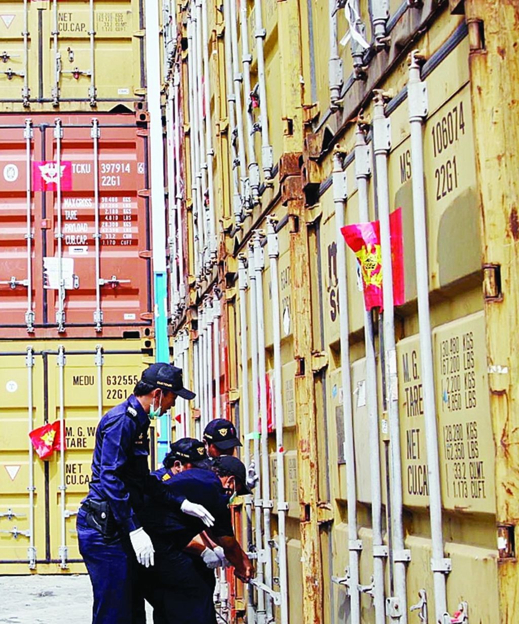 Petugas bea dan cukai, Sabtu (28/1/2012), membuka beberapa kontainer dari total 113 kontainer berisi logam terkontaminasi bahan beracun berbahaya. Kontainer ini berasal dari Inggris (89) dan Belanda (24) yang diimpor oleh PT HHS, perusahaan penanaman modal asing di Jakarta. Selain melanggar UU Kepabeanan, masuknya limbah ini juga menyalahi kesepakatan dalam Konvensi Basel serta UU No 32/2009 tentang Pengelolaan dan Perlindungan Lingkungan Hidup serta UU No 18/2009 tentang Sampah. Kasus ini diproses secara pidana.