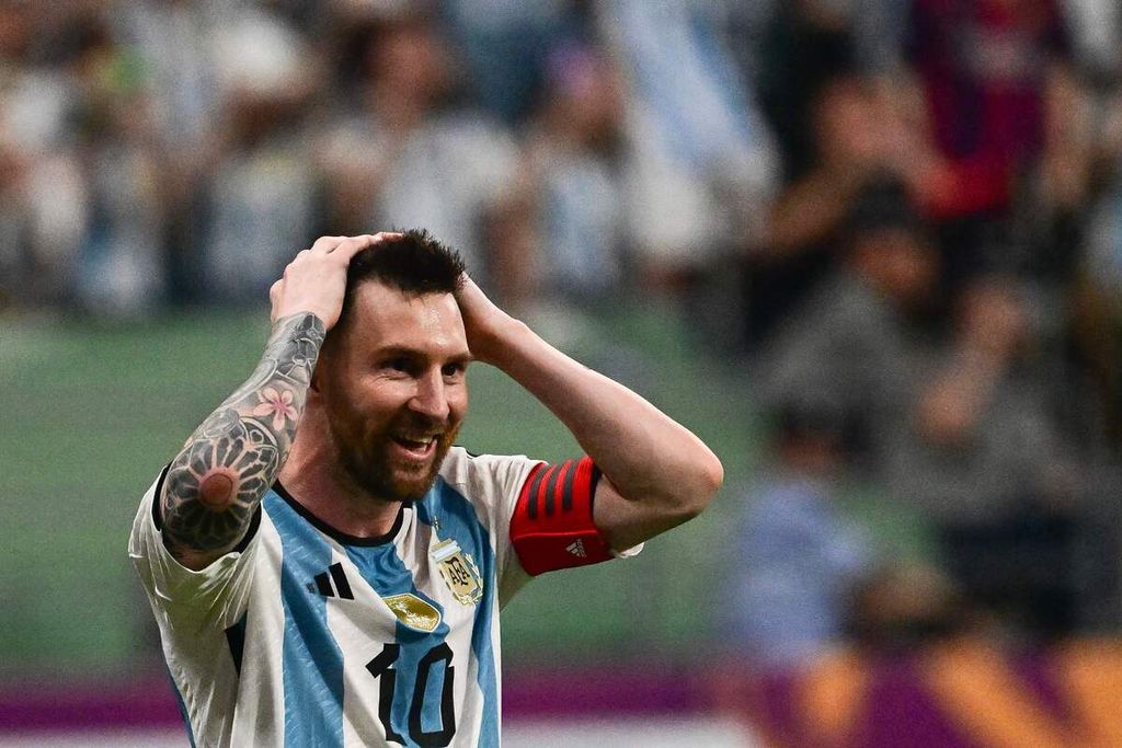 Ekspresi megabintang sepak bola Lionel Messi dalam pertandingan persahabatan antara Argentina dan Australia di Stadion Pekerja, Beijing, China, Kamis (15/6/2023). 