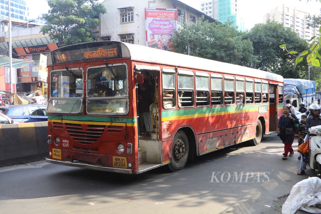 Bus melintas di tengah arus lalu lintas yang padat di kota Mumbai, India, Selasa (26/9/2023). 