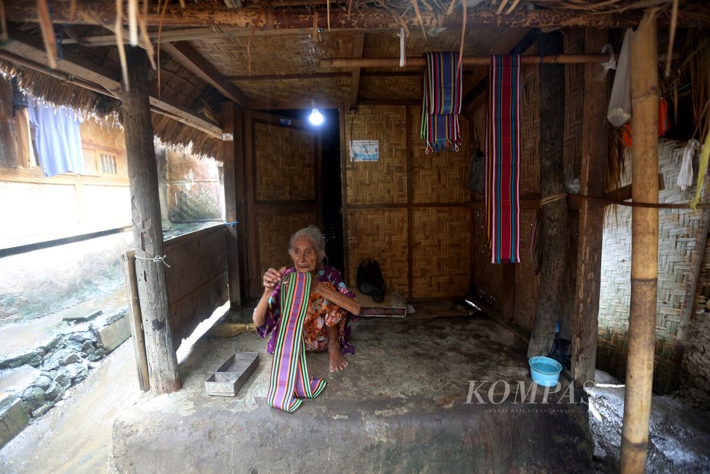 Bale Kodong, tempat tinggal yang dikhususkan bagi warga lansia di Kampung adat Sade di Desa Rembitan, Kecamatan Pujut, Kabupaten Lombok Tengah, Nusa Tenggara Barat. 
