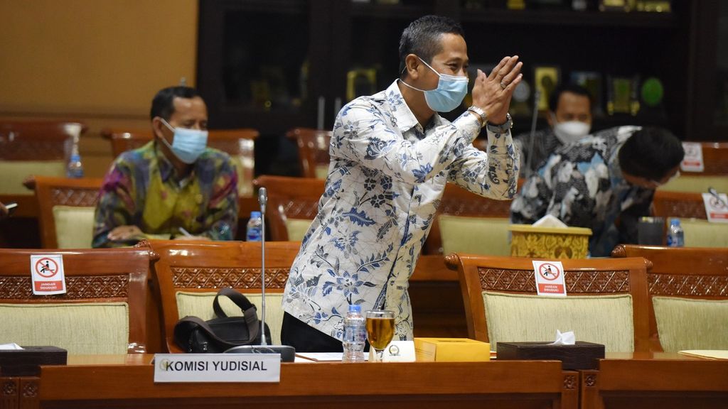 Ketua Komisi Yudisial Mukti Fajar Nur Dewata menghadiri rapat dengar pendapat bersama Komisi III DPR di Kompleks Parlemen, Senayan, Jakarta, Senin (25/1/2021). 