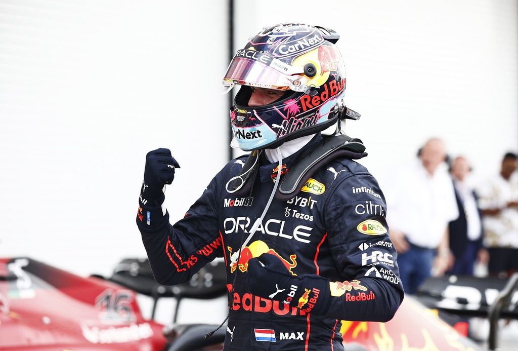 Pebalap tim Red Bull Max Verstappen merayakan kemenangannya pada F1 seri Miami di Sirkuit Internasional Miami, Florida, AS, Minggu (8/5/2022). 