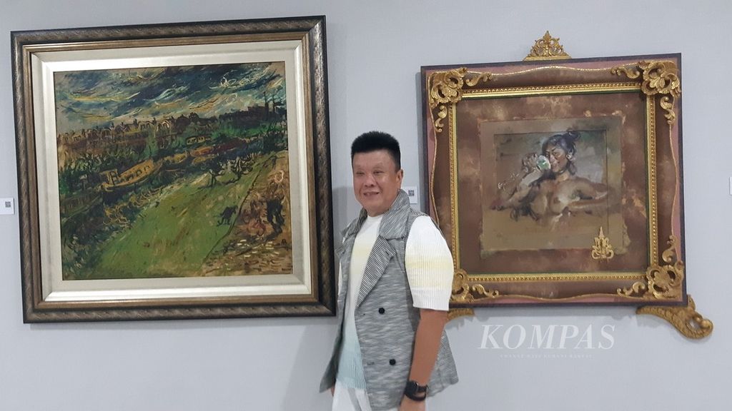 Kolektor Prasodjo Winarko memamerkan 64 lukisan dan patung karya 38 seniman, Selasa (14/11/2023), di Graha Union Sampoerna, Jakarta. Saat ini koleksinya mencapai 900 lukisan dan patung karya dari sekitar 200 seniman Indonesia.