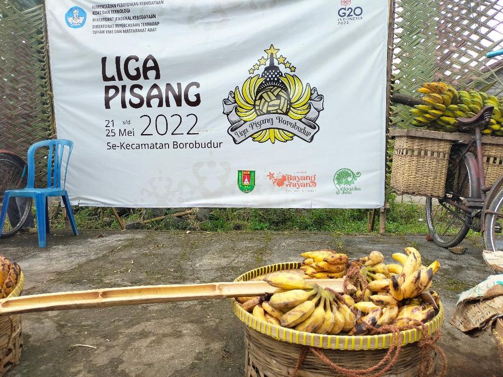 Spanduk bertuliskan Liga Pisang 2022 yang dipasang di pelaksanaan acara di Lapangan Srigentan, Desa Wringinputih, Kecamatan Borobudur, Kabupaten Magelang, Rabu (25/5/2922).