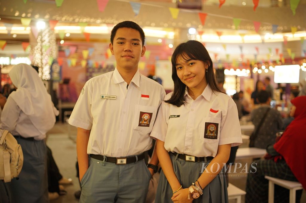 Natan dan Ghazalah, siswa SMAN 94 Jakarta, saat ditemui pada acara puncak Lomba Cipta Game Nasional Powered by AI 2023 di Cibubur, Depok, Jawa Barat, Sabtu (18/11/2023). Natan dan Ghazalah yang tergabung dalam satu tim ini membuat gim dengan nama "Our Future."