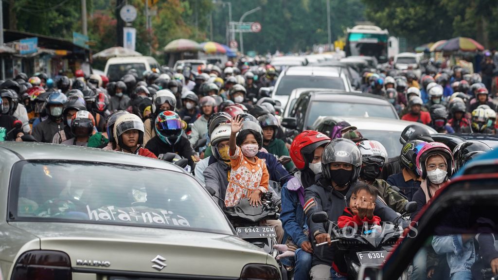 Kepadatan lalu lintas di Gunung Mas, Puncak, Kabupaten Bogor, Jawa Barat, pada hari libur Lebaran, Rabu (4/5/2022). 