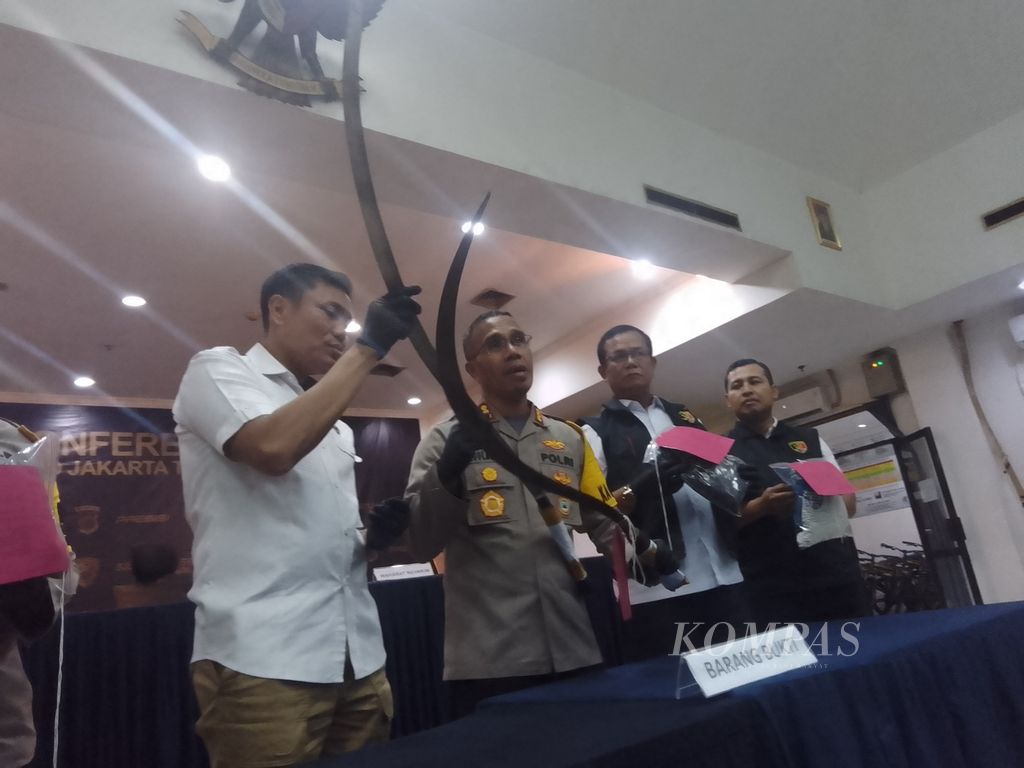 Kepala Polres Metro Jakarta Timur Komisaris Besar Nicolas Ary Lilipaly menunjukan celurit yang digunakan pemuda yang tawuran di Jalan Layang Pasar Rebo, Selasa (30/1/2024). 