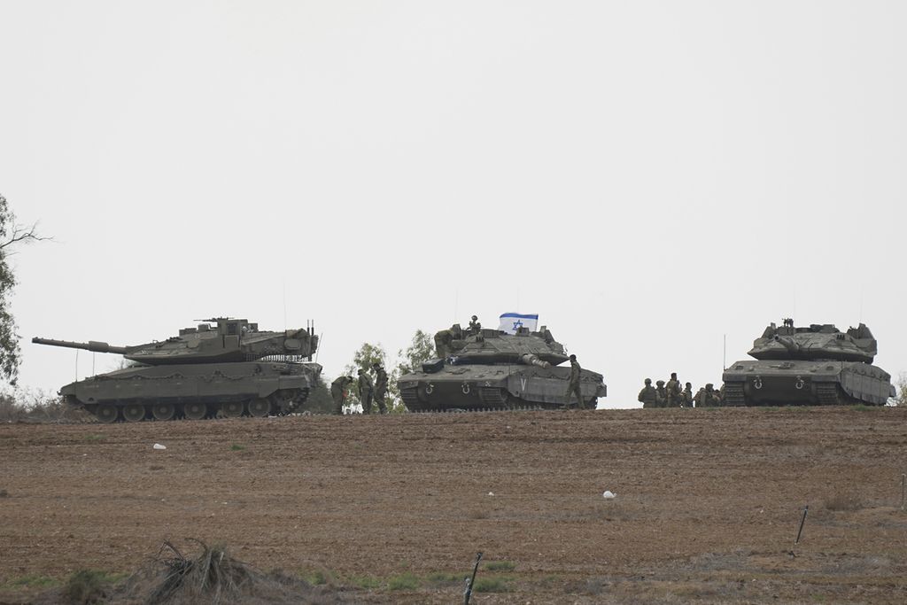 Tentara Israel sedang berjaga-jaga di dekat perbatasan Gaza-Israel, Israel selatan, Senin (9/10/2023). 