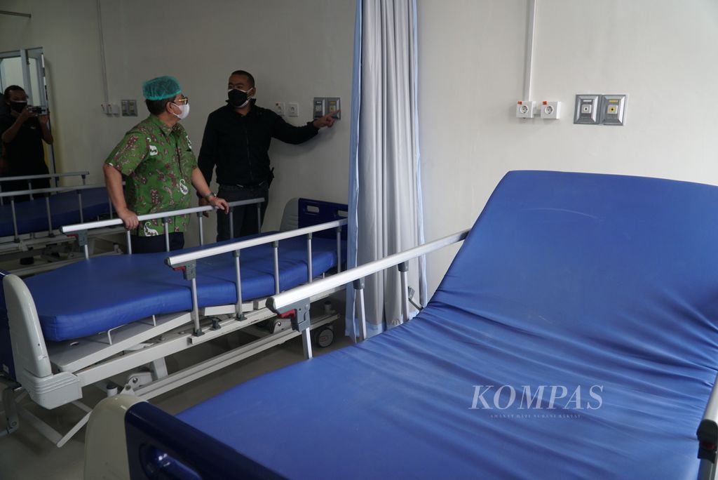 Wakil Gubenur Sumatera Barat Audy Joinaldy (kanan) dan Direktur Utama RSUP Dr M Djamil Padang Yusirwan memantau kesiapan tambahan tempat tidur bagi pasien Covid-19 di rumah sakit ini, Padang, Sumbar, Minggu (11/7/2021).