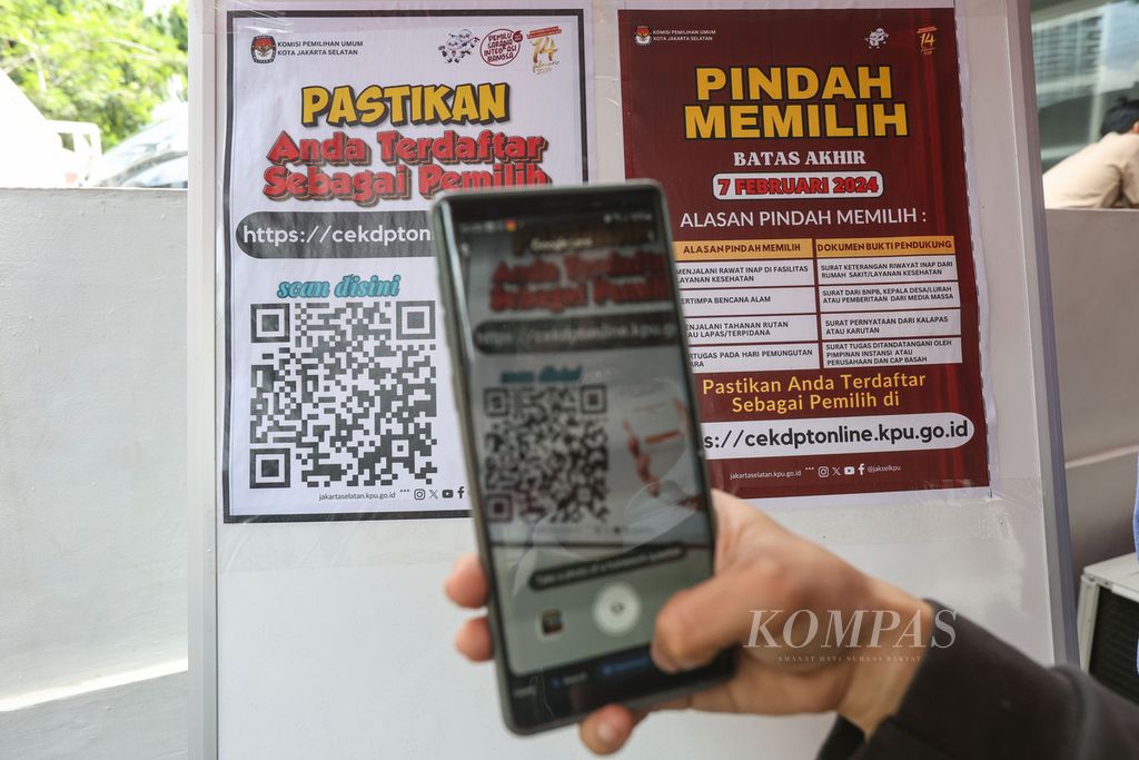 Tangan seorang warga saat memindai kode batang untuk cek daftar pemilih tetap secara daring di Komisi Pemilihan Umum (KPU) Jakarta Selatan, Rabu, (7/2/2024). 