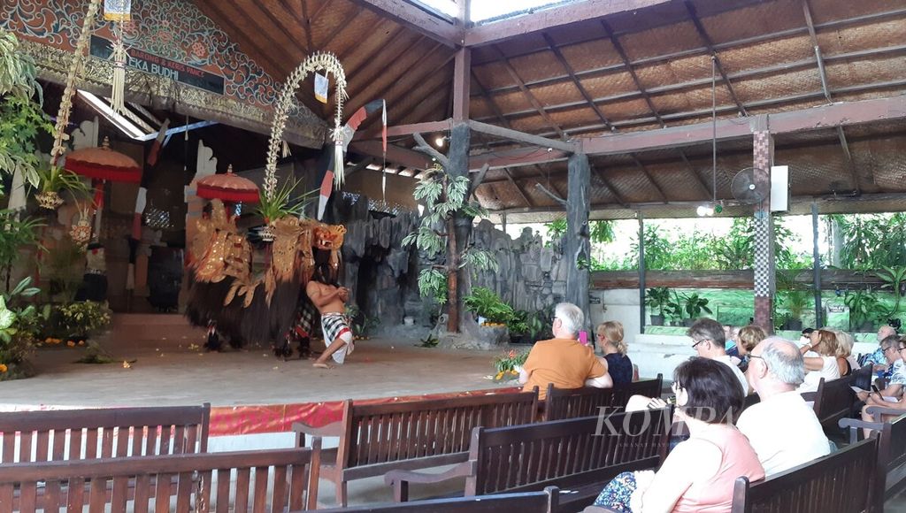 Wisatawan menonton pertunjukan tari barong dan keris di Sekaa Barong Eka Budhi, Denpasar Timur, Kota Denpasar, Selasa (17/5/2022). Tontonan wisata di Kota Denpasar dan Bali kembali dibuka seiring kembali bergeraknya pariwisata. 