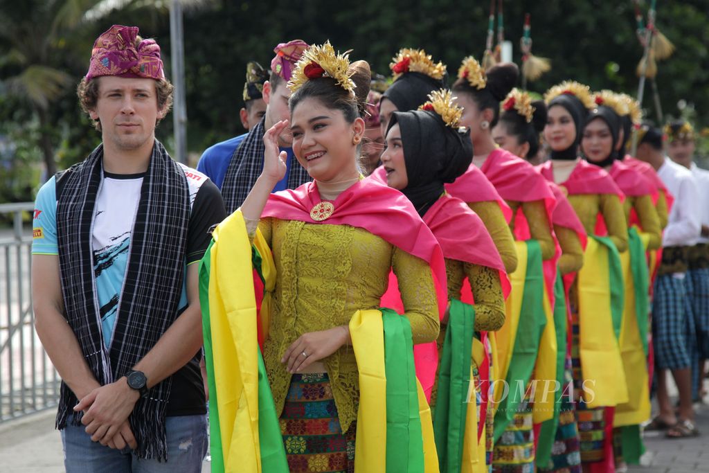 Pebalap tim GoEleven, Philipp Oettl, ikut dalam Karnaval Budaya Mandalika 2023 di Kuta Mandalika, Kecamatan Pucut, Kabupaten Lombok Tengah, Nusa Tenggara Barat, Rabu (1/3/2023). Karnaval budaya ini digelar dalam rangka memeriahkan dan menyambut gelaran Kejuaraan Dunia Superbike atau WSBK di Sirkuit Internasional Jalan Raya Pertamina Mandalika.