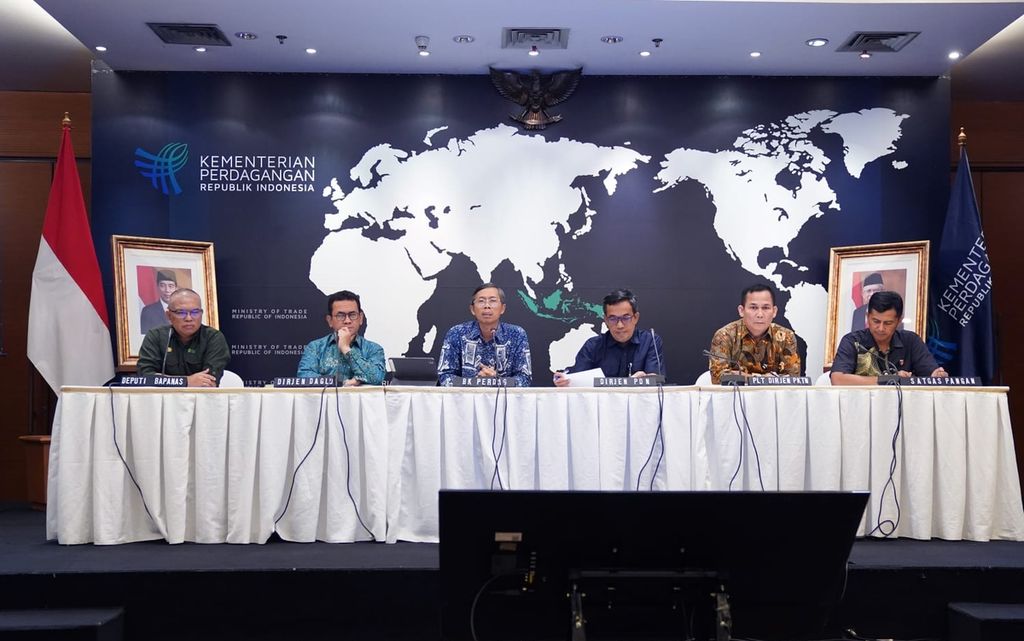 Kepala Badan Kebijakan Perdagangan Kementerian Perdagangan Kasan Muhri (ketiga dari kiri) memberikan pernyataan terkait kebijakan minyak goreng dan ekspor minyak kelapa sawit mentah (CPO) dalam konferensi pers yang digelar secara hibrida di Kementerian Perdagangan, Jakarta, Kamis (27/4/2023). 