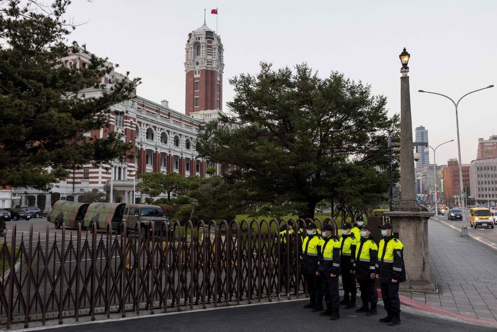 Polisi militer menunggu giliran jaga di gerbang masuk Istana Kepresidenan Taiwan di Taipei, Taiwan, Rabu (10/1/2024). 