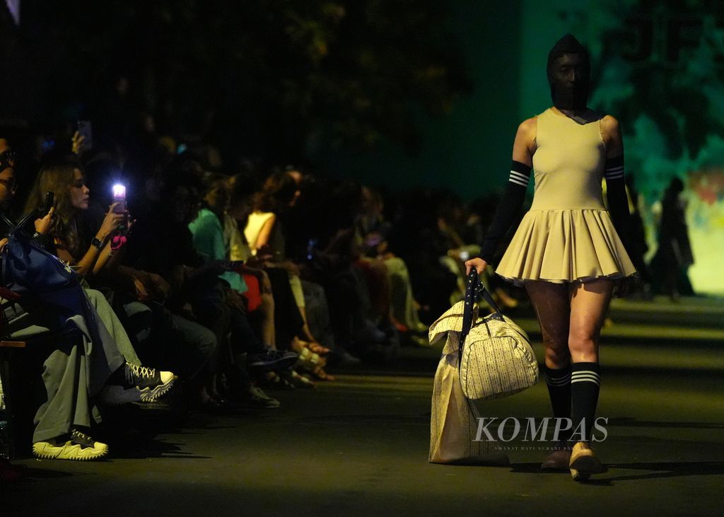 Model membawakan koleksi LAKON Indonesia yang bertajuk Pasar Malam dalam Jakarta Fashion and Food Festival di Summarecon Mall Serpong, Kabupaten Tangerang, Banten, Selasa (30/7/2024). Ajang pameran mode yang ke-20 ini berlangsung hingga 4 Agustus 2024. 