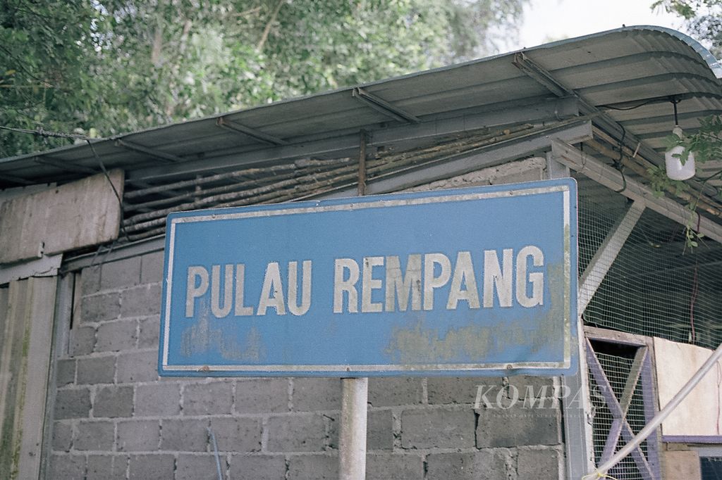 Papan nama Pulau Rempang dipasang di ujung Jembatan IV Batam-Rempang-Galang, Minggu (4/2/2024).