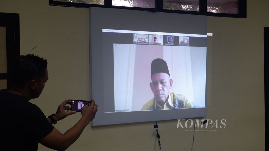 Seorang wartawan memotret mantan Bupati Hulu Sungai Utara Abdul Wahid yang hadir secara virtual dalam sidang tuntutan di Pengadilan Tindak Pidana Korupsi Banjarmasin, Kalimantan Selatan, Senin (1/8/2022). 