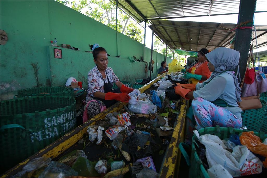 Warga Desa Tembokrejo memilah sampah di Tempat Pengolahan Sampah Terpadu Tembokrejo, Kecamatan Muncar, Banyuwangi, Jawa Timur, Rabu (8/5/2019). 