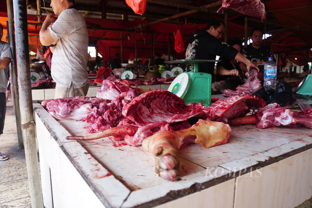 Daging babi dijual di Pasar Beriman Wilken, Tomohon, Sulawesi Utara, Selasa (25/7/2023). Isu kematian babi di peternakan akibat demam babi afrika (ASF) yang hingga kini belum terkonfirmasi menyebabkan harga daging babi turun ke kisaran Rp 40.000-Rp 55.000 dari biasanya Rp 50.000-Rp 65.000 per kilogram.