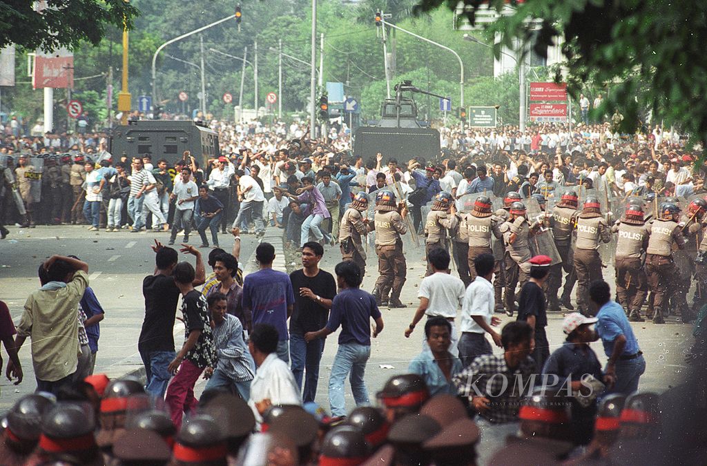 Penyerbuan kantor PDI di Jalan Diponegoro, Sabtu (27/7/1996), oleh pendukung kubu Soerjadi berakhir dengan bentrokan antara massa dan aparat keamanan di kawasan Jalan Salemba, Jakarta Pusat. Sebelumnya kantor PDI diduduki massa pendukung Megawati.