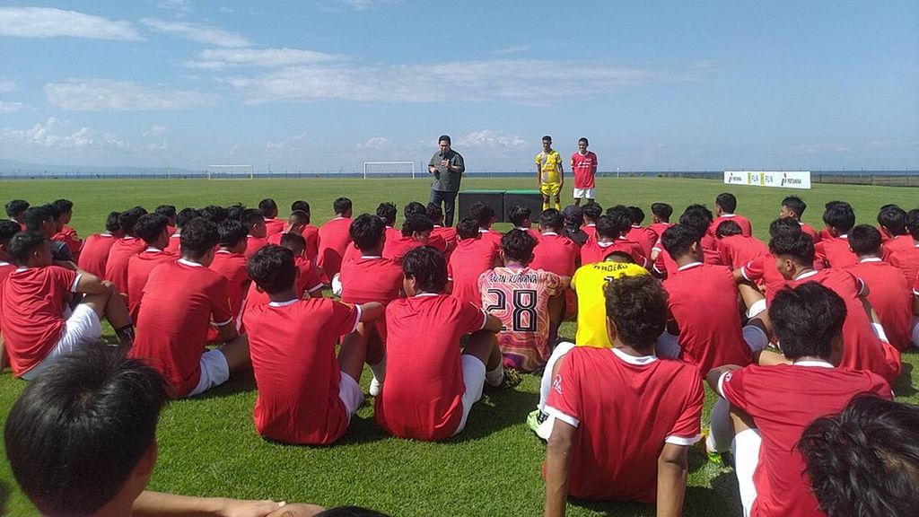 Ketua Umum PSSI Erick Thohir (berdiri, kiri) memberikan arahan dan menyemangati para peserta seleksi pencarian bakat pemain muda di pusat pelatihan klub Bali United di Gianyar, Bali, Minggu (16/7/2023).