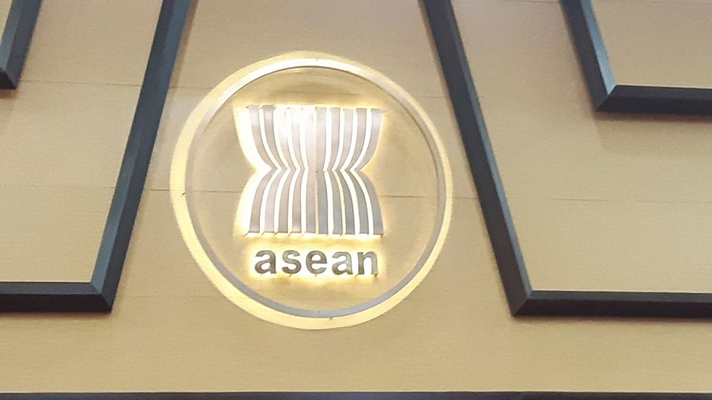 Logo Perhimpunan Bangsa-bangsa Asia Tenggara (ASEAN) terpampang di kantor Sekretariat ASEAN di Jakarta, Jumat (9/12/2022).