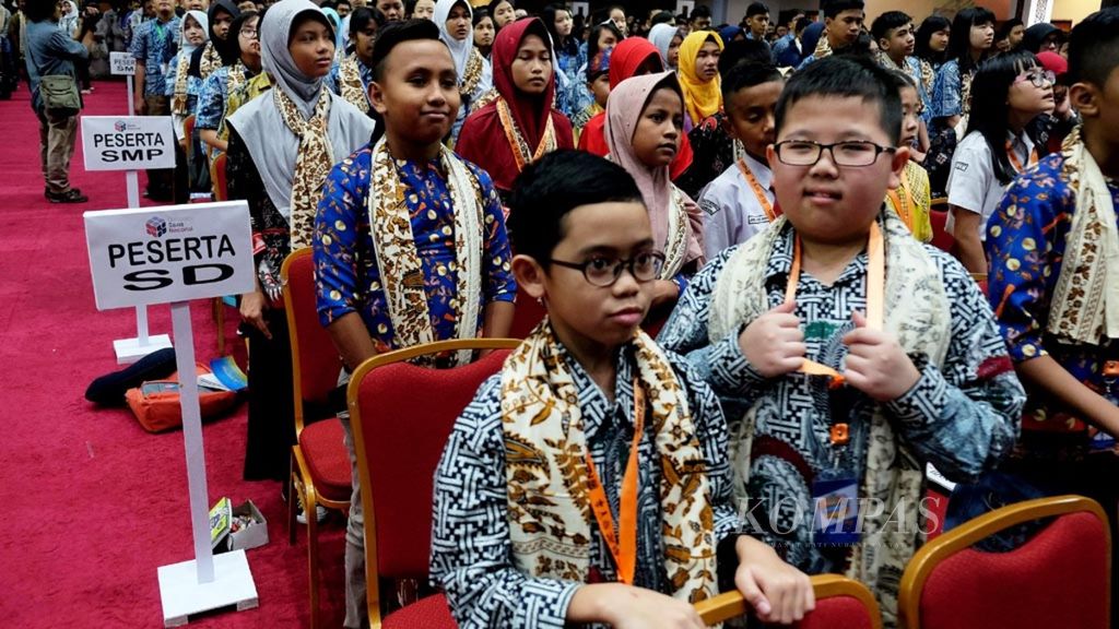 Peserta Olimpiade Sains Nasional (OSN) 2018 bersama-sama membacakan Janji Peserta pada acara pembukaan di Gedung Auditorium Universitas Negeri Padang, Kota Padang, Sumatera Barat, Senin (2/7/2018). 